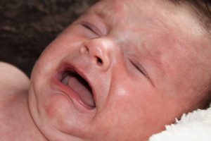 Coliche neonato: come riconoscerle e farle passare